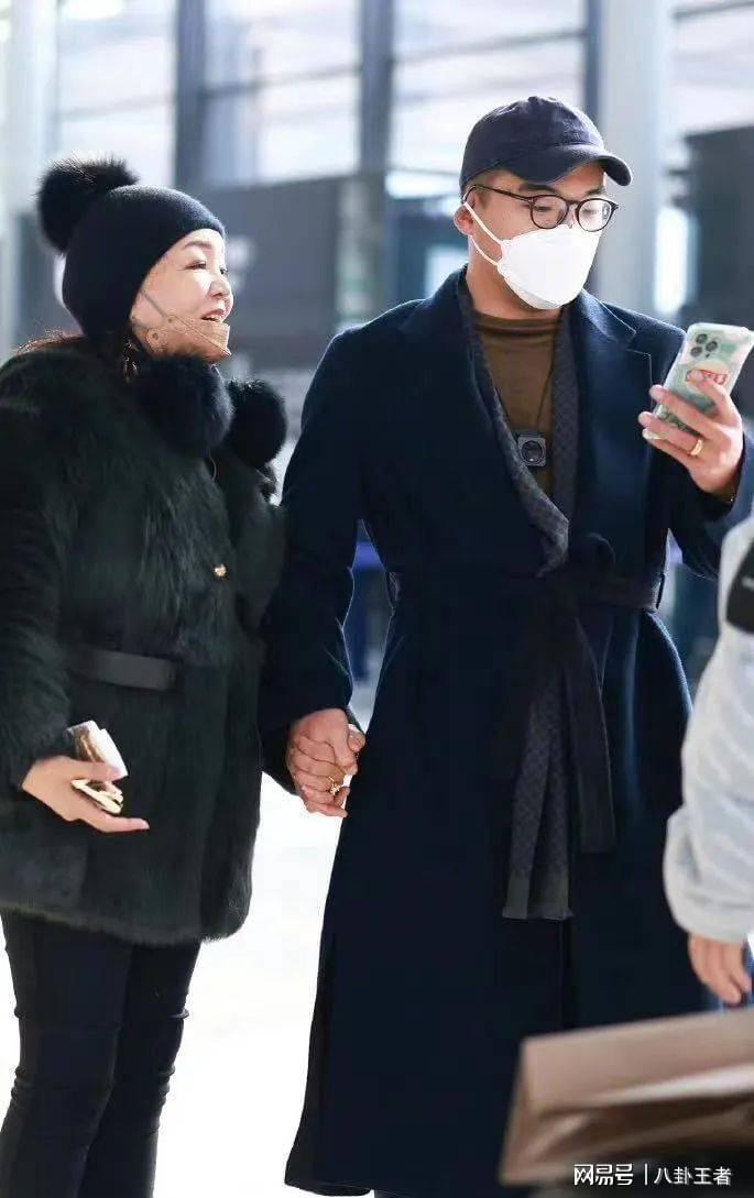星空体育官方网站-张兰玩母子恋不挑食!新男友看起来比汪小菲小很多,她是真下得去手